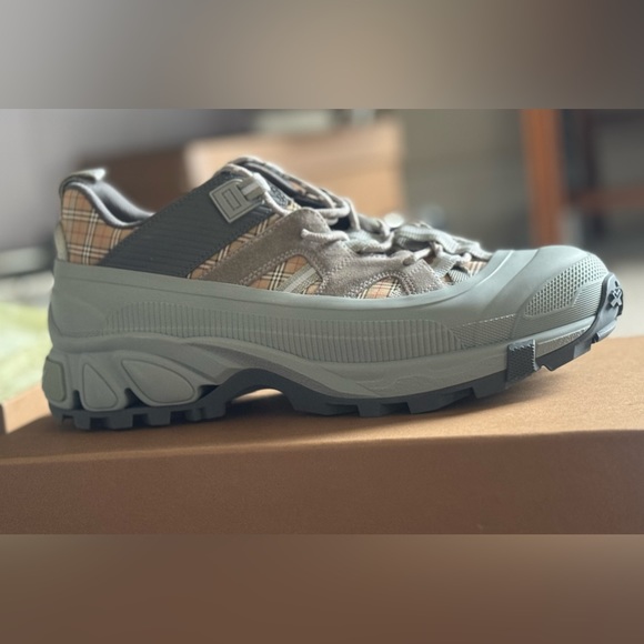 BURBERRY MENS SNEAKER. Gray and House Check. Size 9 (42) - Picture 1 of 7